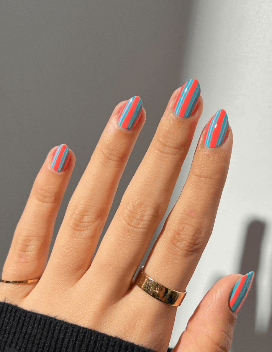 Metallic Stripe Detail nails