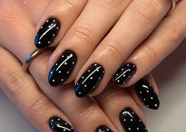 black winter nail -polka dot