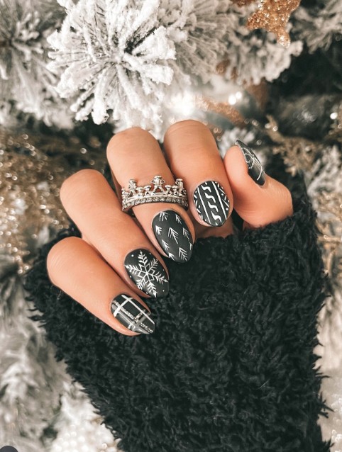 Mixed Pattern Christmas nails