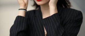 apply makeup for woman with glasses