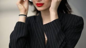 apply makeup for woman with glasses