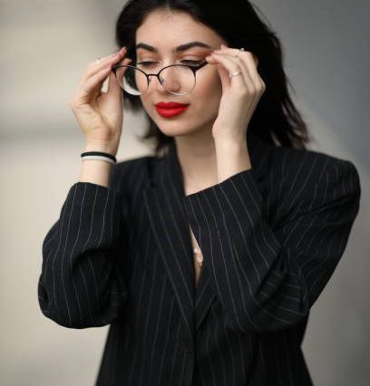 apply makeup for woman with glasses