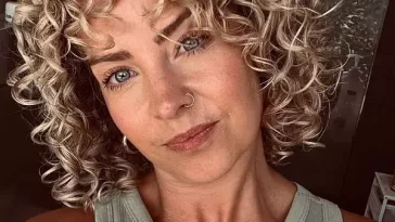 short curly hair for women over 40